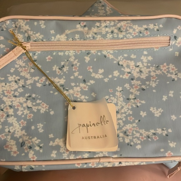 Papinelle Australia 2 pc hanging makeup & matching bag. Gently used w/tags. - Picture 5 of 7